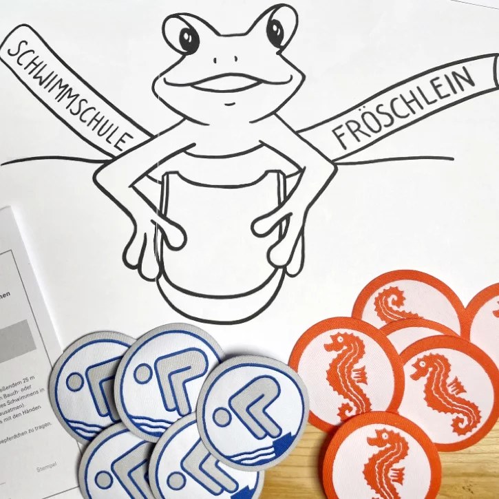 Gezeichneter Frosch mit den Schriftzügen „Schwimmschule“ und „Fröschlein“, darunter Schwimmabzeichen zum Aufnähen